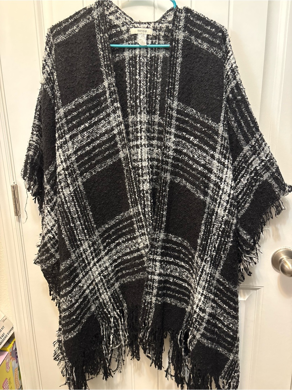 Kensie Black & White Plaid Fringe open Wrap. Woman’s One Size. 100% Acrylic.